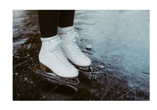 Schlittschuh © Weston mackinnon via Unsplash.jpg