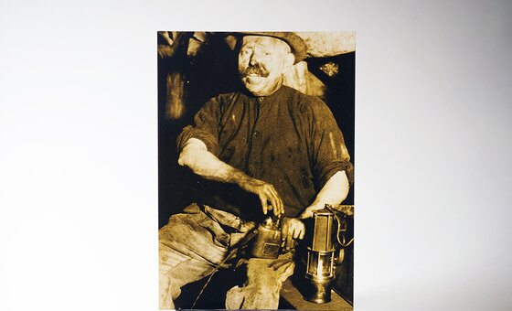Postkarte Menschen im Bergbau, Bergmann und Grubenlampe (358) 0,75 €.jpg